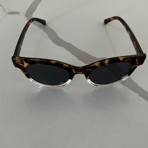 Sunglasses, round lenses